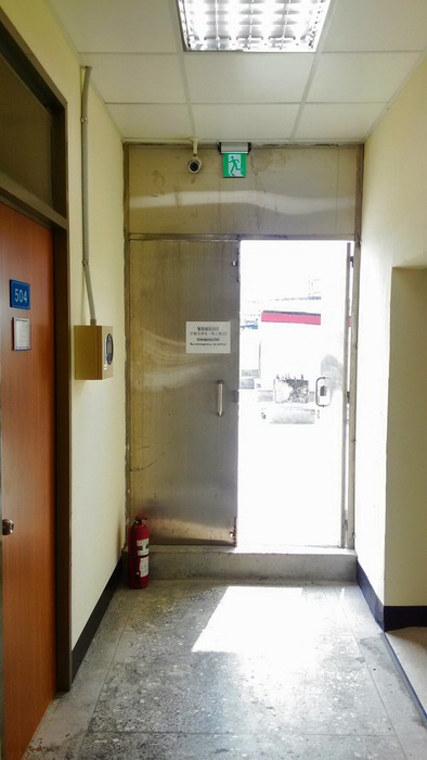 5F 右側滅火器 5F Fire Extinguisher at Right Side